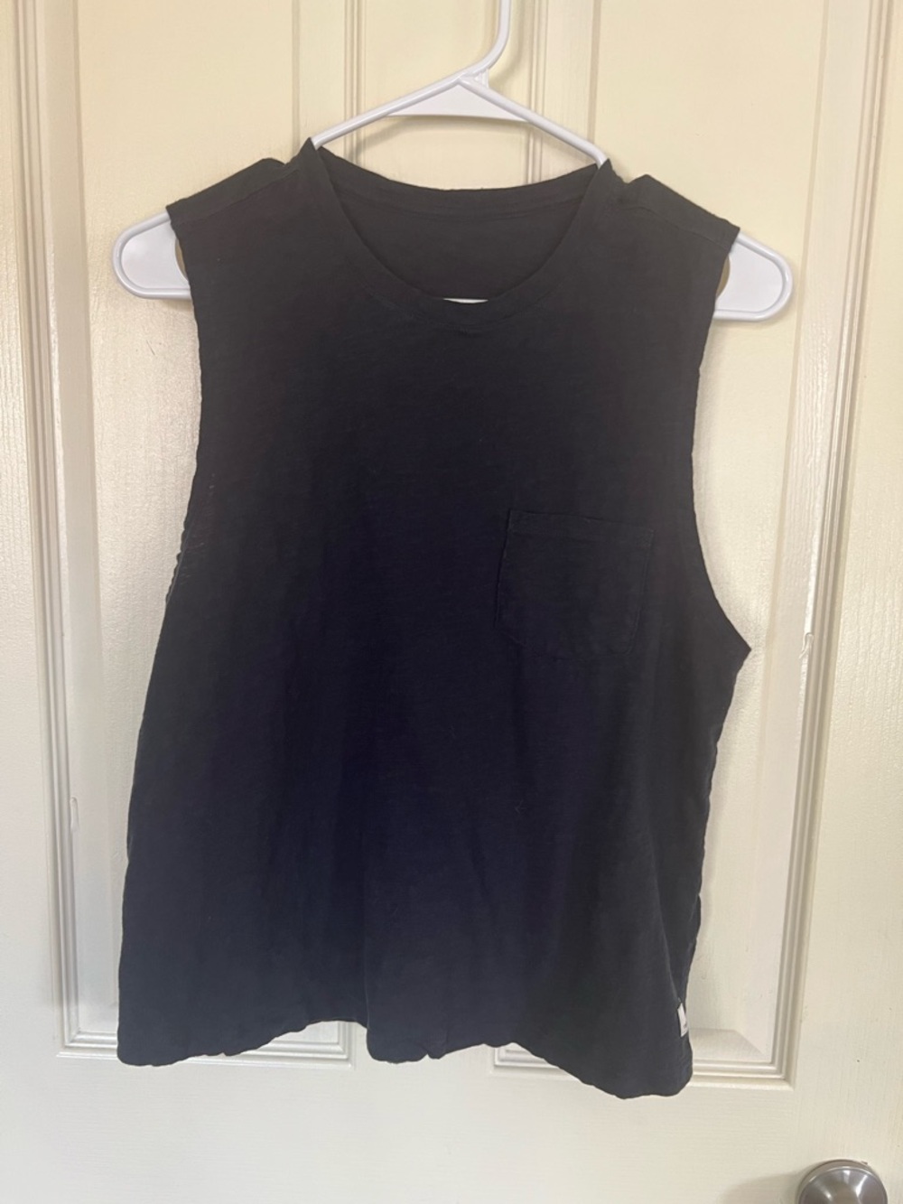 Vuori Black Muscle Tank Top Women’s Medium Pocket Sleeveless Athleisure